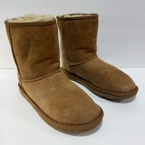 UGG CLASSIC SHORT BOOTS WOMEN’S SIZE 5